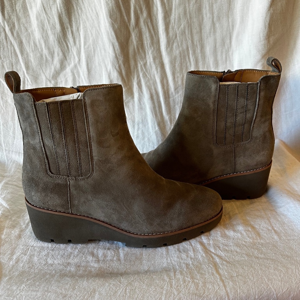 NWT Vionic Aria Wedge Boots in Water Repellent Stone Grey Suede